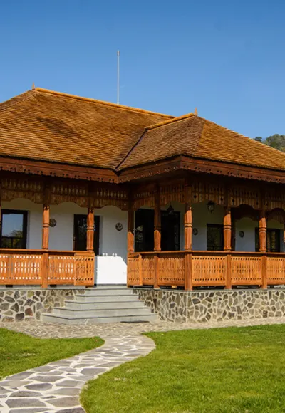 cazare casuta luna in pensiunea livada buncicului